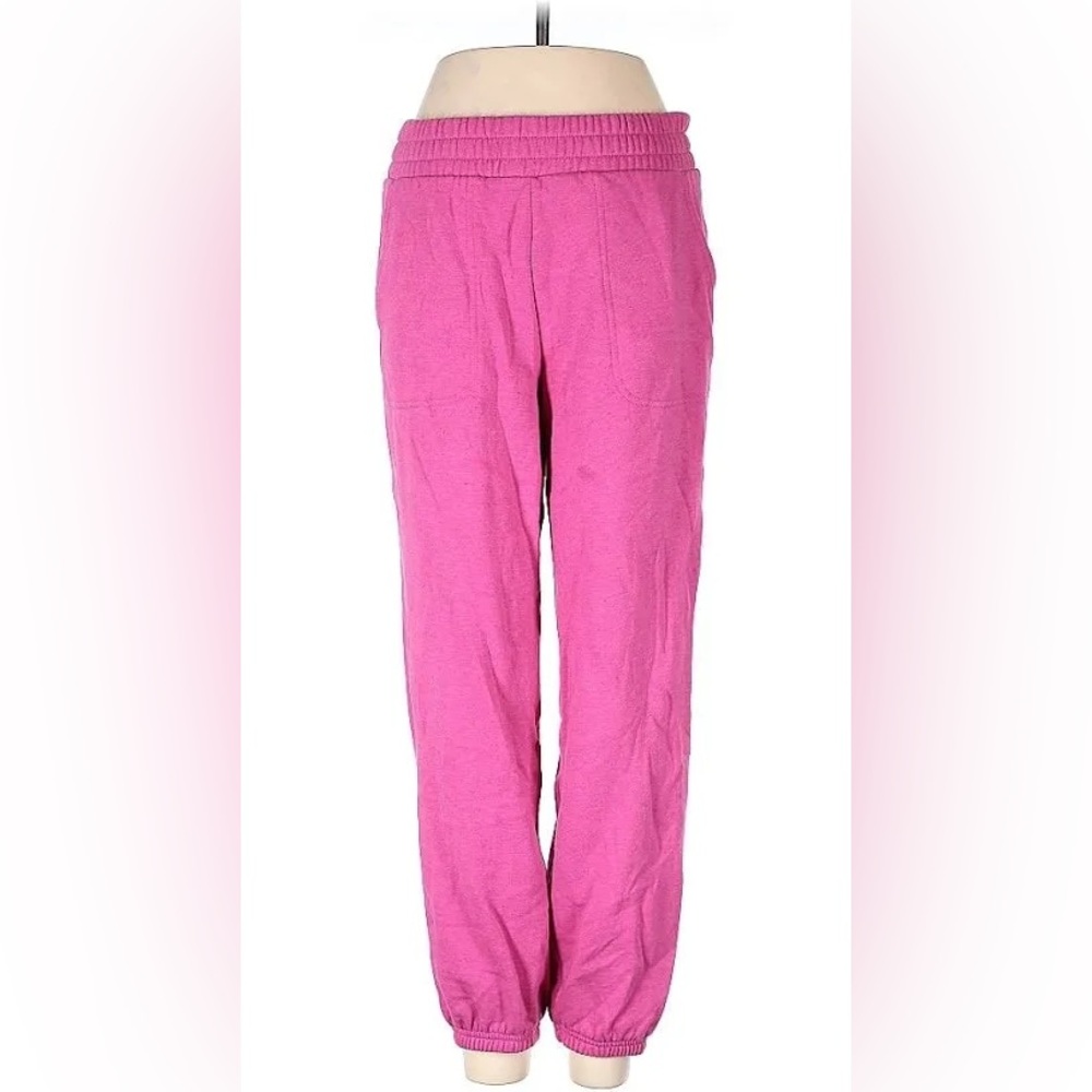 Close pink sweat pants